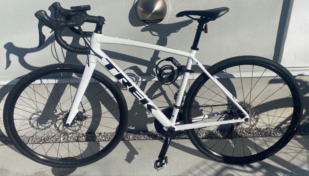 TREK ロードバイク　ホワイト　ライト、テールライト、ワイヤーロック付き