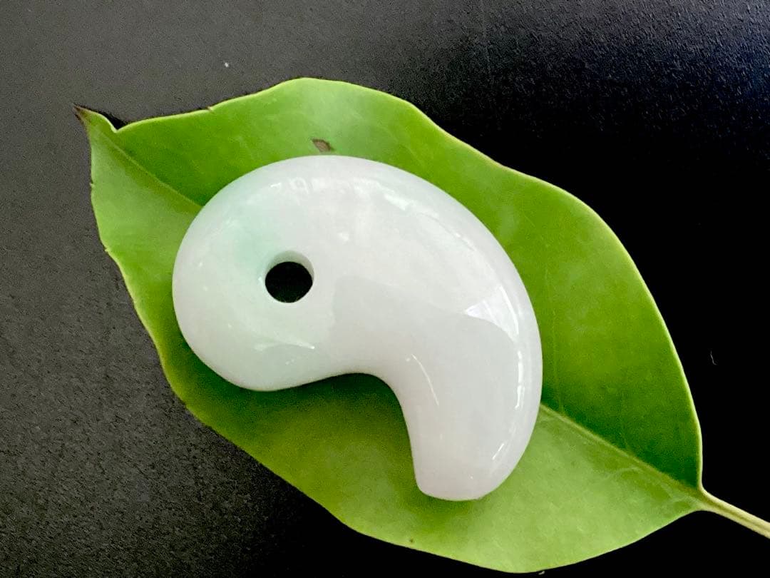 ✳premiumシリーズ一流の勾玉　糸魚川翡翠　再結晶線入り　御守りに鑑別書付‼️