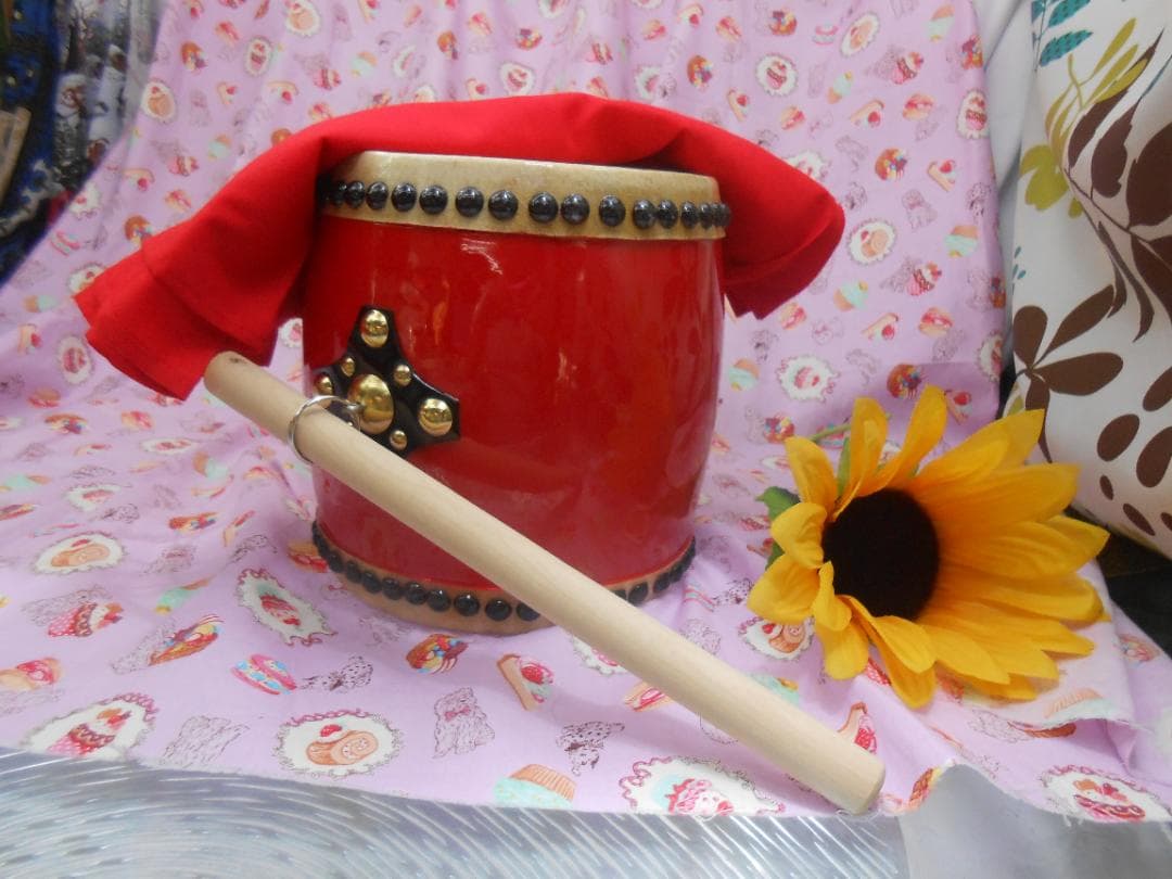 新品未使用(送料無料)14.980円　小太鼓18cm赤いサージ/モス布撥付き