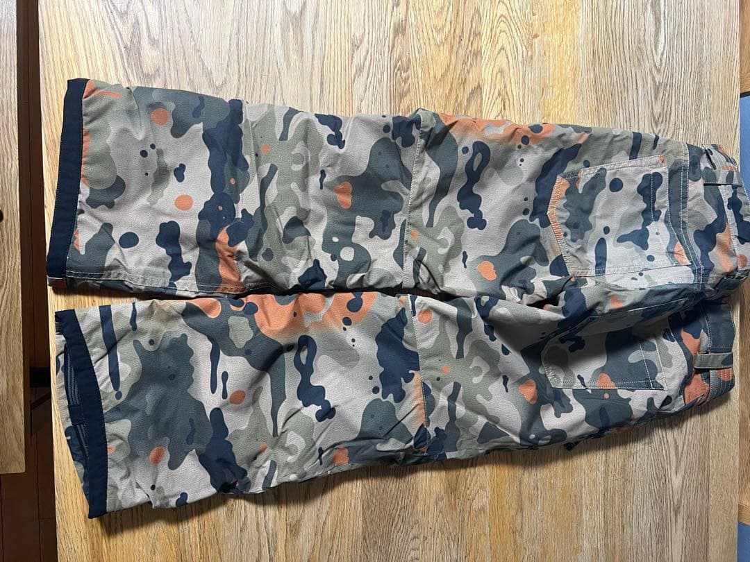 【超美品】BURTON 子ども用 ジャケットと迷彩パンツセット　Ｓ