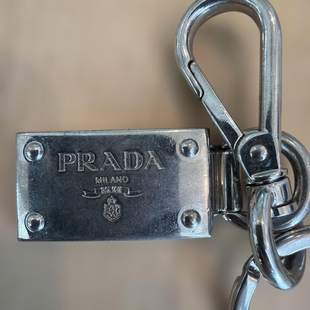 PRADA メタルキーホルダー ロゴ入り