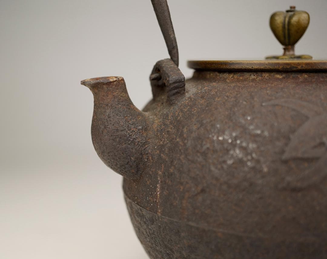 萬龍堂造　玉泉仙史 蘭紋「幽香清韻」丸形小鉄瓶　小振り　小ぶり