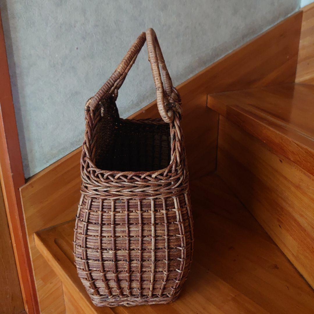 籐製ブラウンハンドバッグ