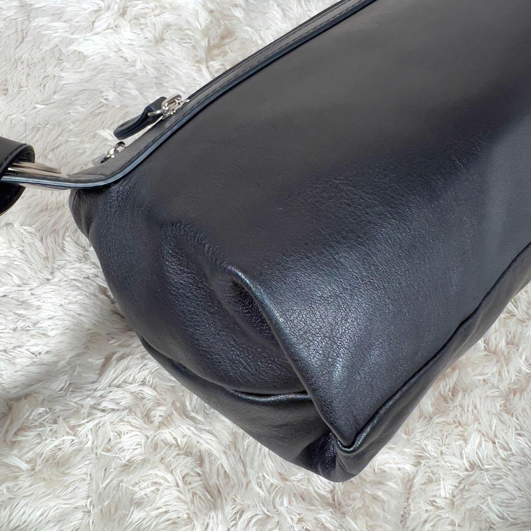 美品 カワカワ hatome ハトメ　ボディバッグ レザー ブラック