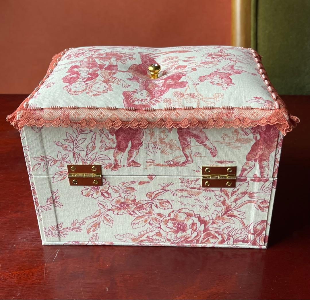 カルトナージュ裁縫箱(中) ピンクオレンジ色　遊んでいる子供達が可愛い‼️