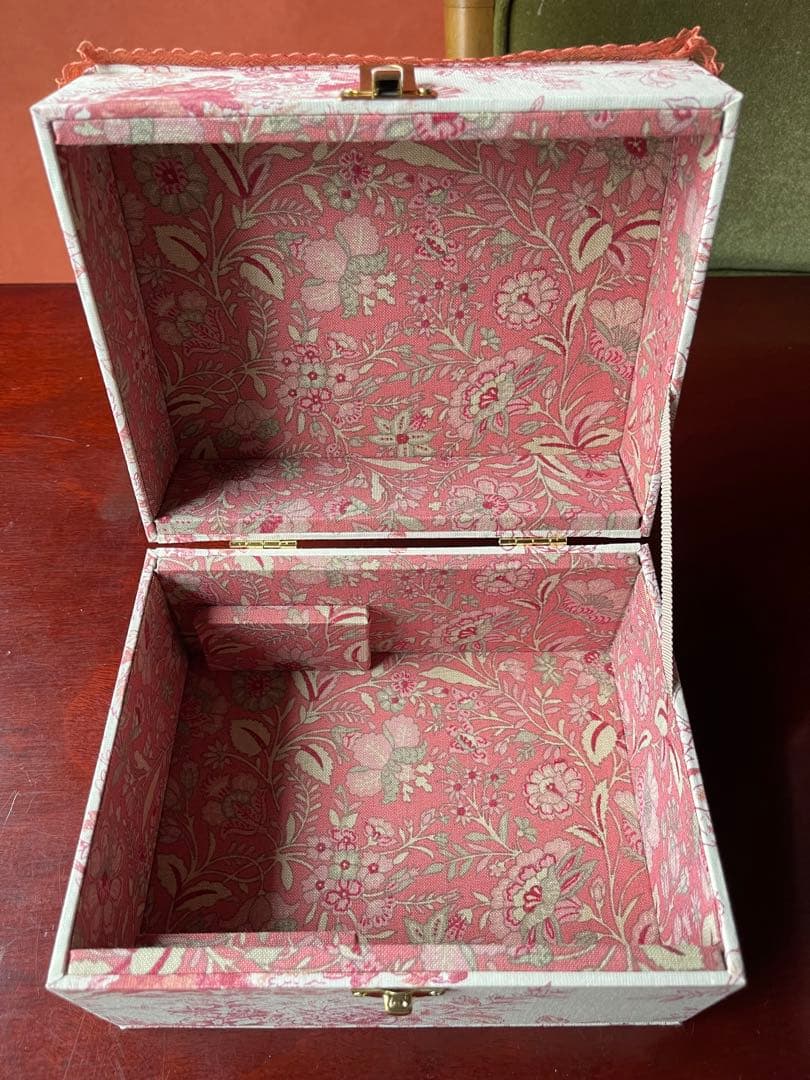 カルトナージュ裁縫箱(中) ピンクオレンジ色　遊んでいる子供達が可愛い‼️