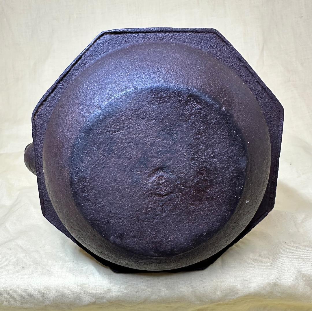 龍文堂」ハ角形鉄瓶・寒月梅花彫