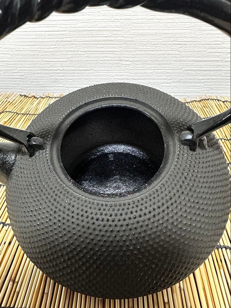 未使用品、供箱、栞、取説付　南部名工金秀 及春鋳造捻鉉算盤形アラレ南部鉄瓶