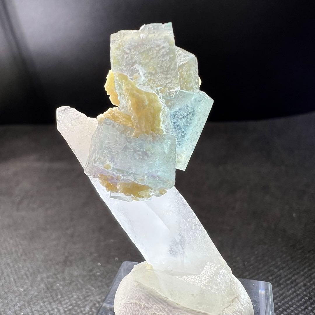 ヤオガンシャン産　クォーツ共生ライトブルーフローライト