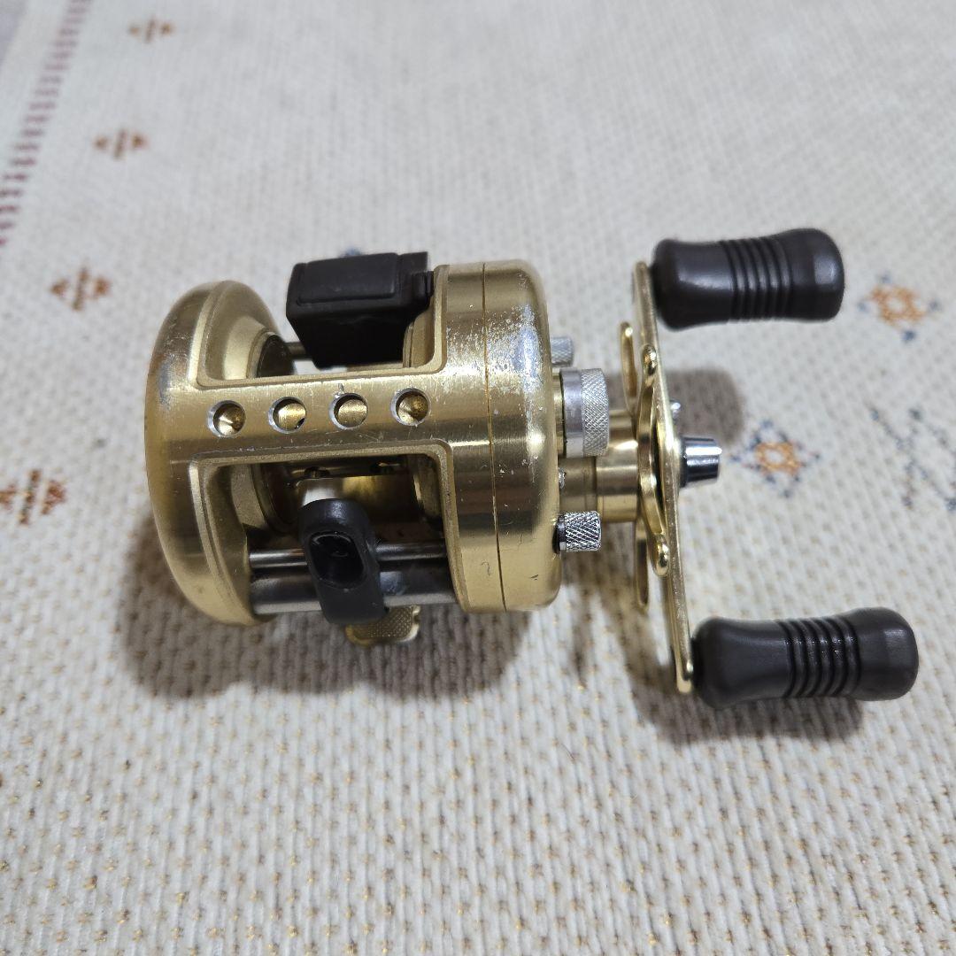 カルカッタ 101XT ベイトリール ゴールド