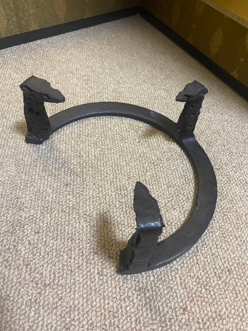 笹爪　虫喰　風炉五徳　釜師　畠春斎氏作　共箱入