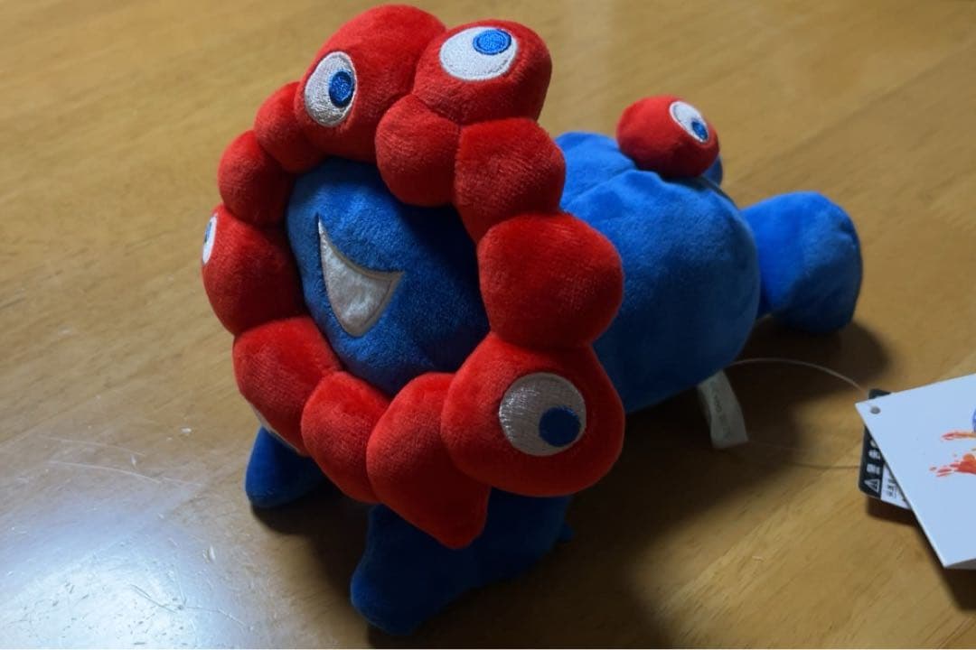 ぬいぐるみ 青と赤のキャラクター