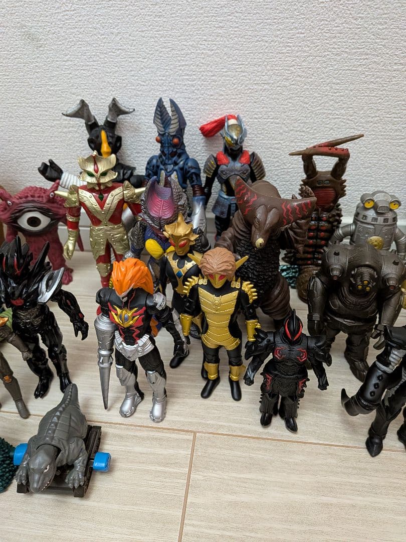 ウルトラマン怪獣ソフビまとめ売り40体＋おまけ付き　ベリアルキャッスル