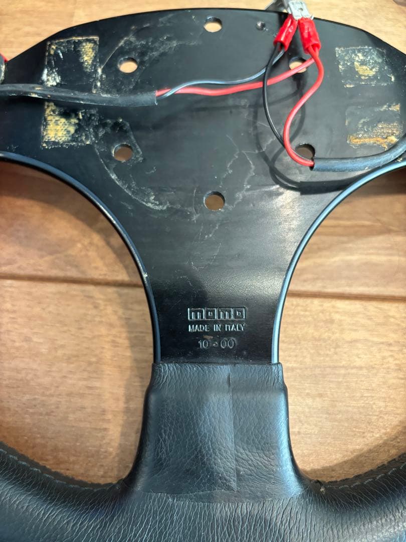 momo スパイダー 35φ ステアリングホイール 黒/赤