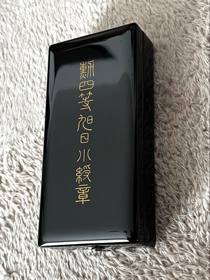 【勲章】勲四等旭日小綬章　略章　共箱