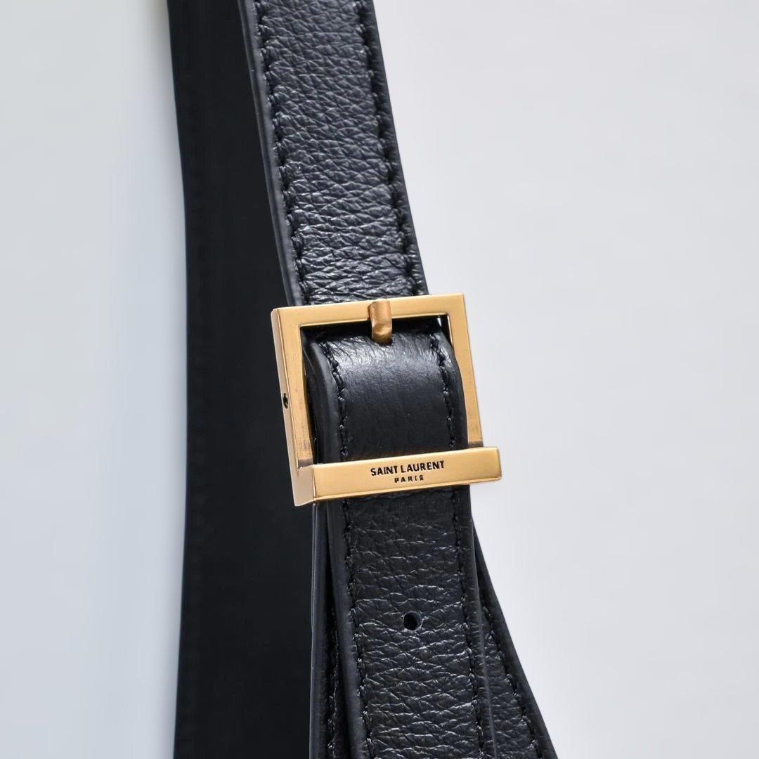 Le 5 A 7ブラックレザー ショルダーバッグ