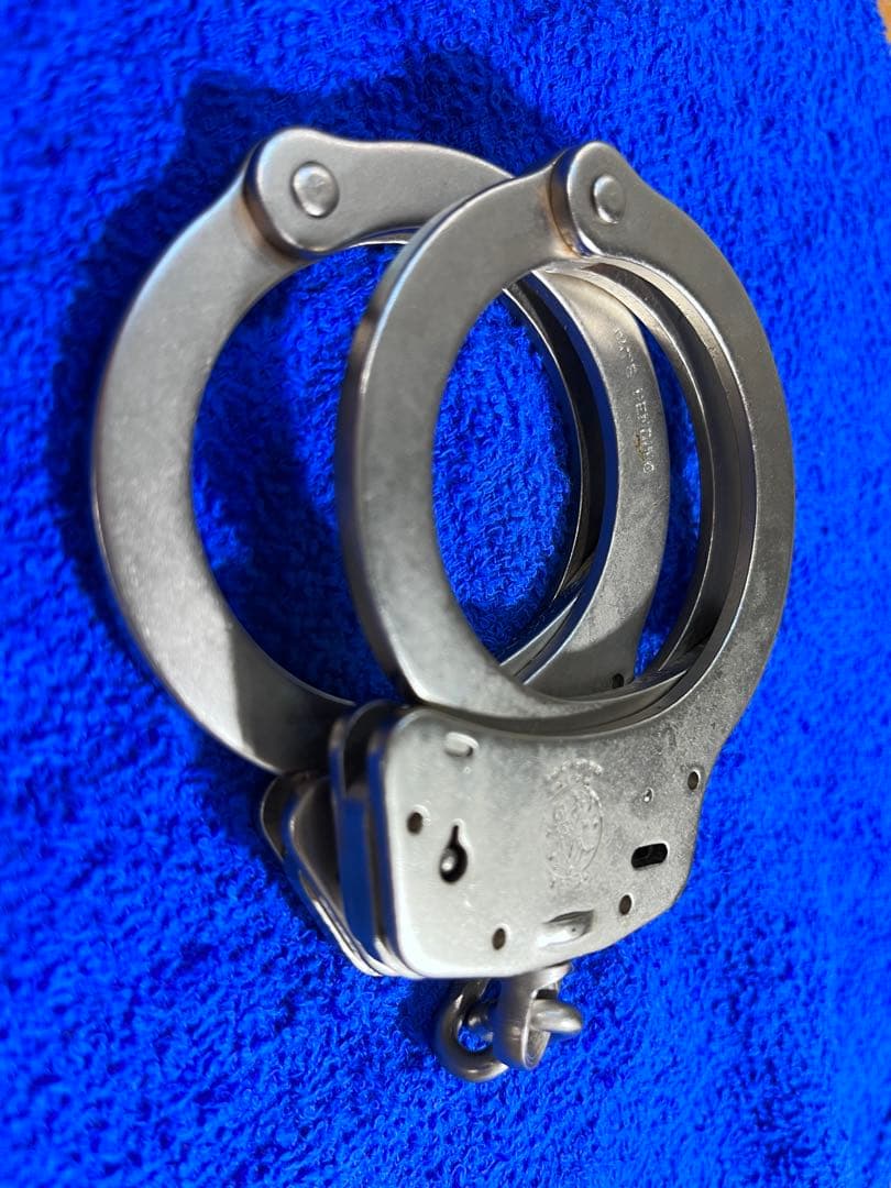 ☆ 最終値引 ☆ 米国 S＆W社 手錠 ( おそらくM 100 型 ？？ )