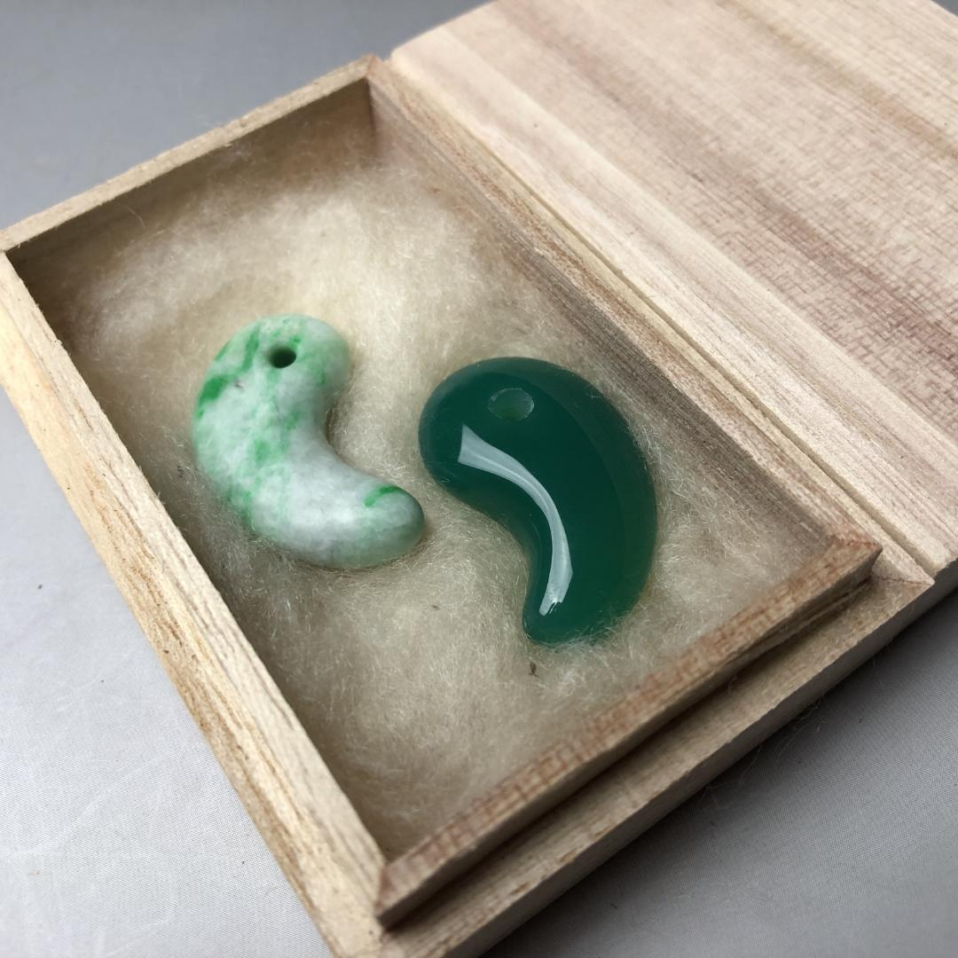本翡翠 勾玉 天然石　瑪瑙｜穴あき・2点　お守りに