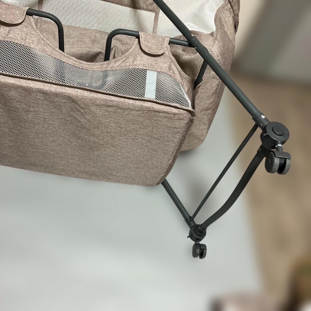 ベビーベッド 折りたたみ式　キャスター付き　メッシュカバー付き　リクライニング