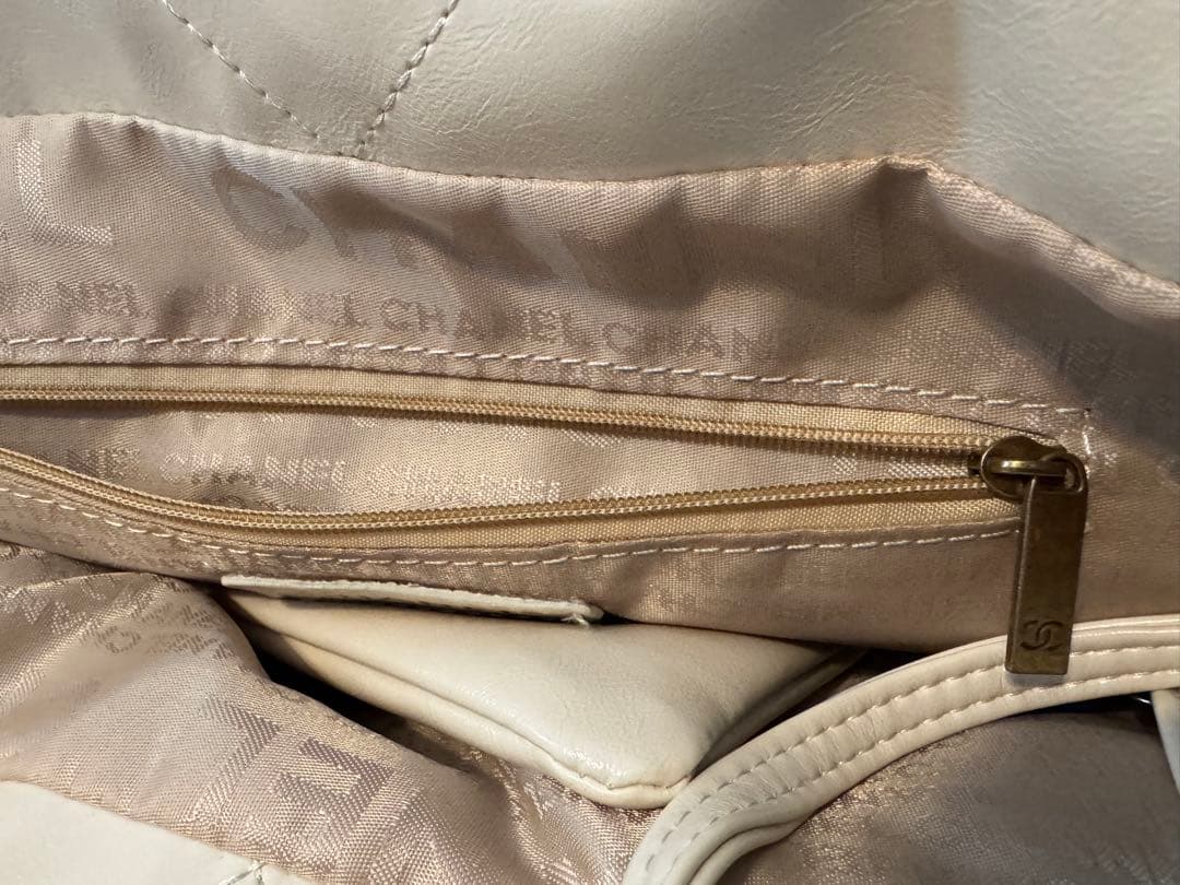 CHANEL ホワイト キルティングバッグ