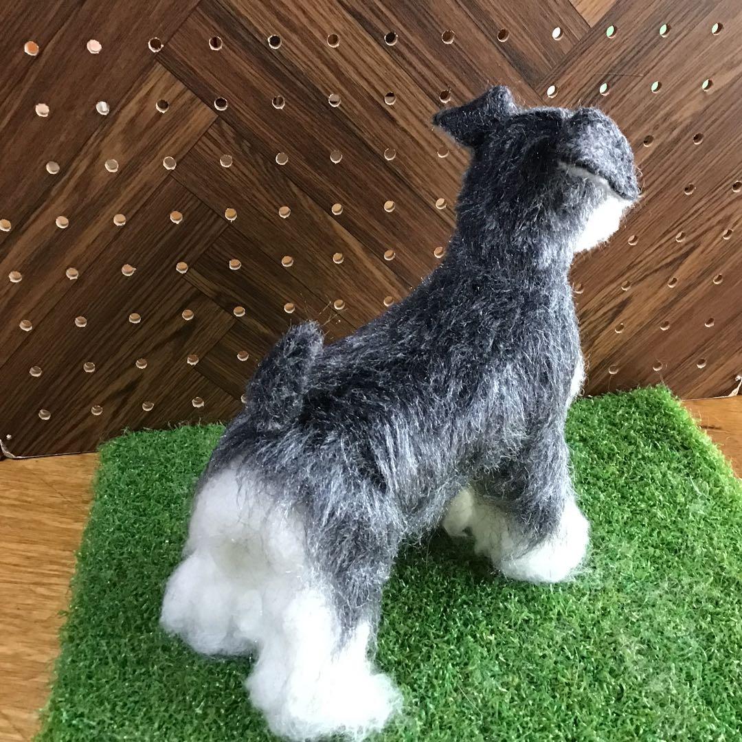 羊毛フェルトシュナウザー犬
