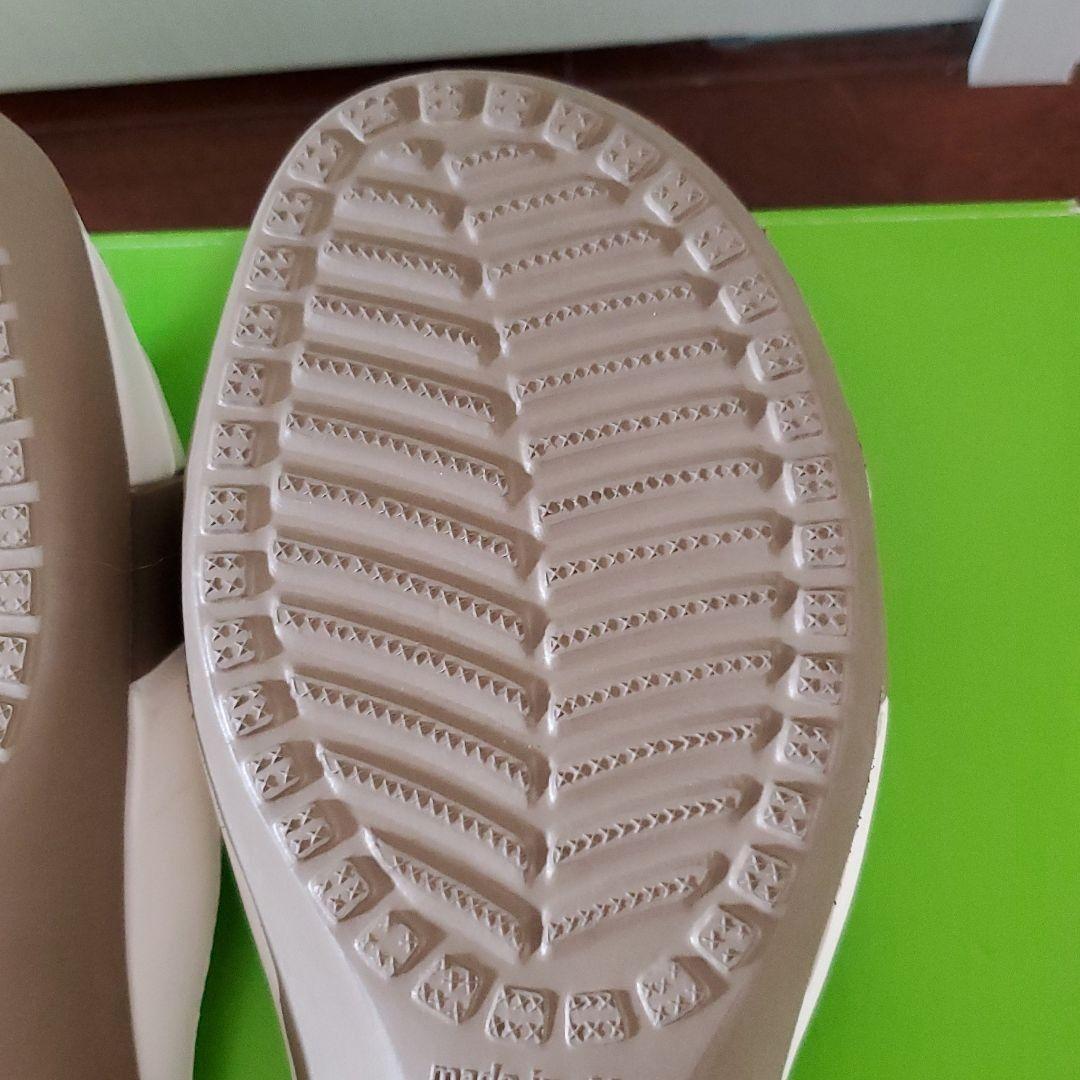 CROCS ササリ W8 ビーチサンダル ホワイト/カーキ