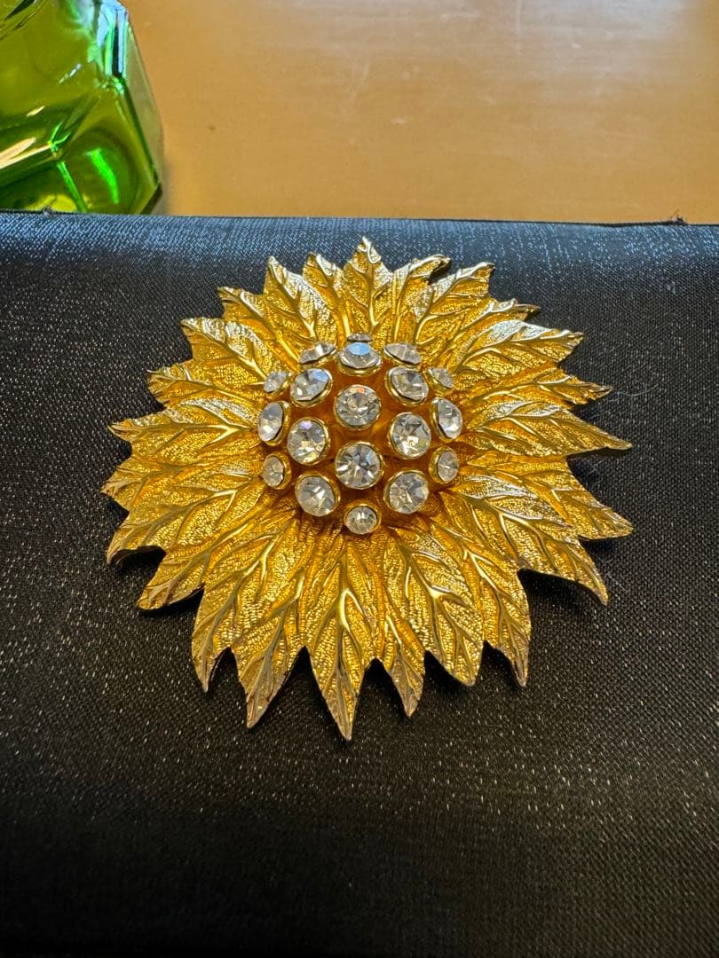 クリスチャン　ディオール　ブローチ　フラワー