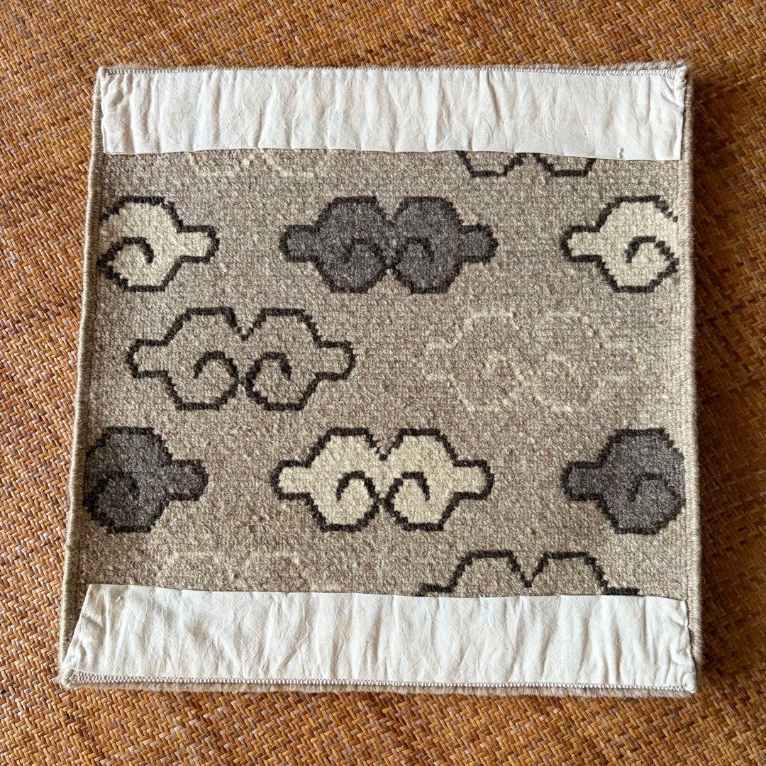 チベタンラグ　シートラグ　チェアマット　雲ナチュラル