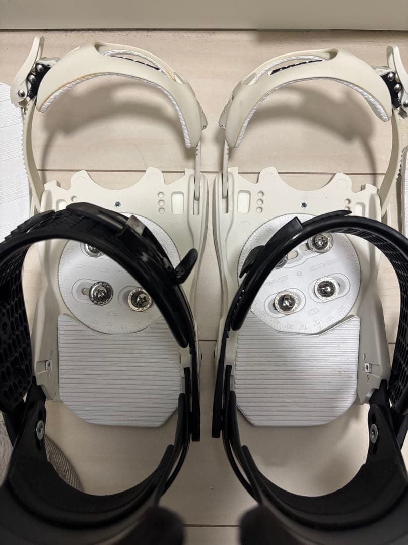 DRAKE FIFTY M スノーボードビンディング ホワイト/ブラック