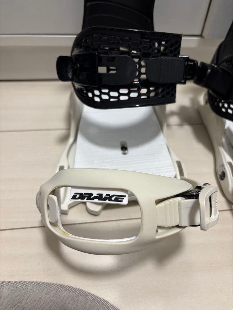 DRAKE FIFTY M スノーボードビンディング ホワイト/ブラック