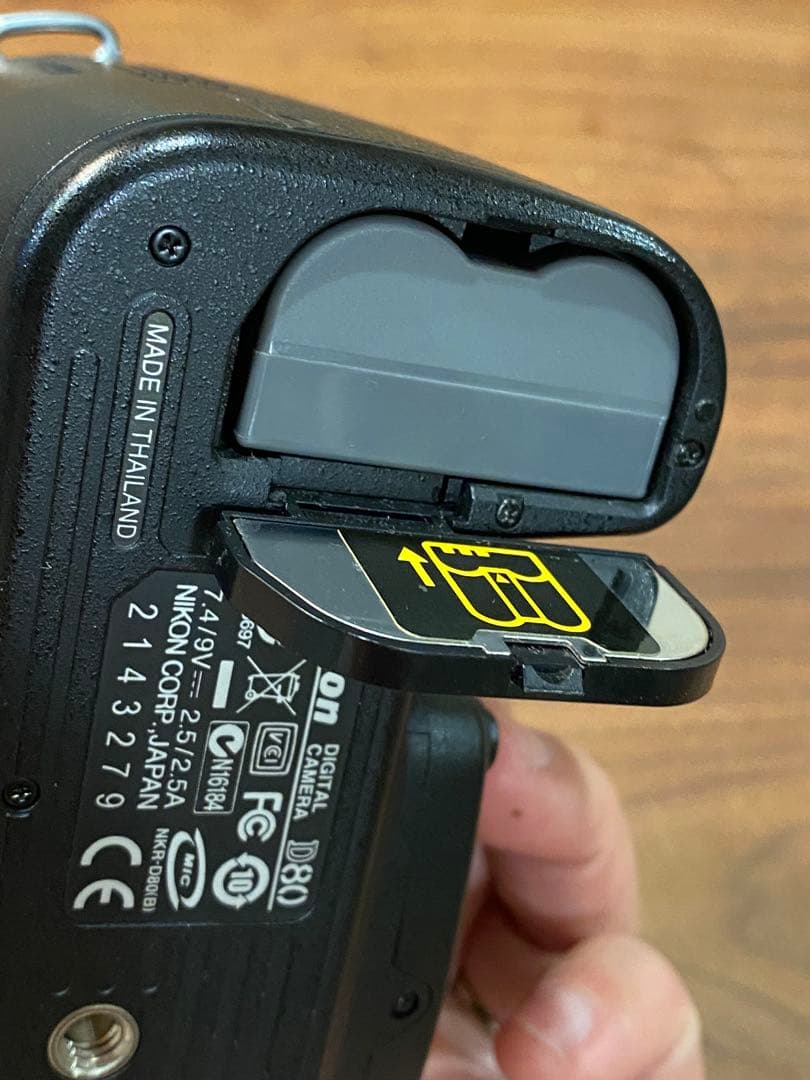 Nikon D80 デジタル一眼レフ　ボディとバッテリー