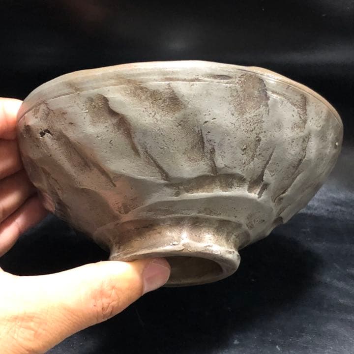 究極の美◼️蔵から迫力のある自然釉薬の美しいかなり凄そうな抹茶茶碗が出てきました。