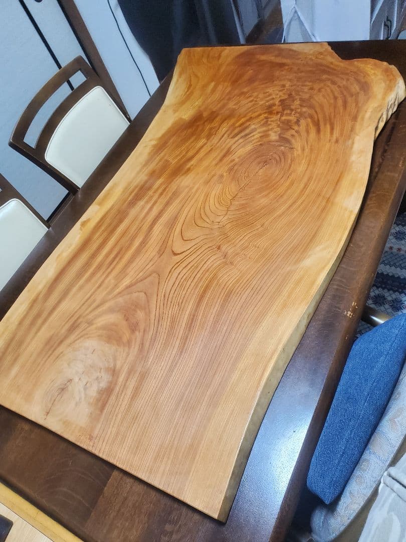 ケヤキ？ 無垢材の自然なエッジテーブル 1枚板