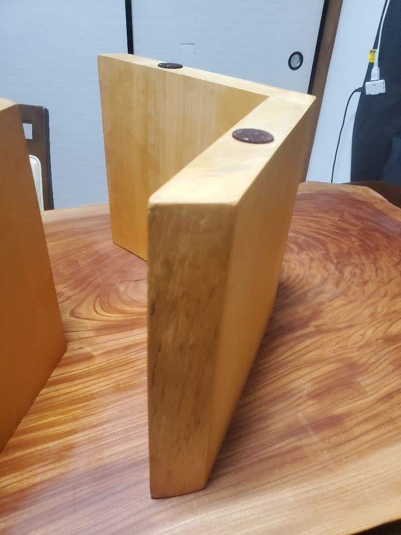 ケヤキ？ 無垢材の自然なエッジテーブル 1枚板