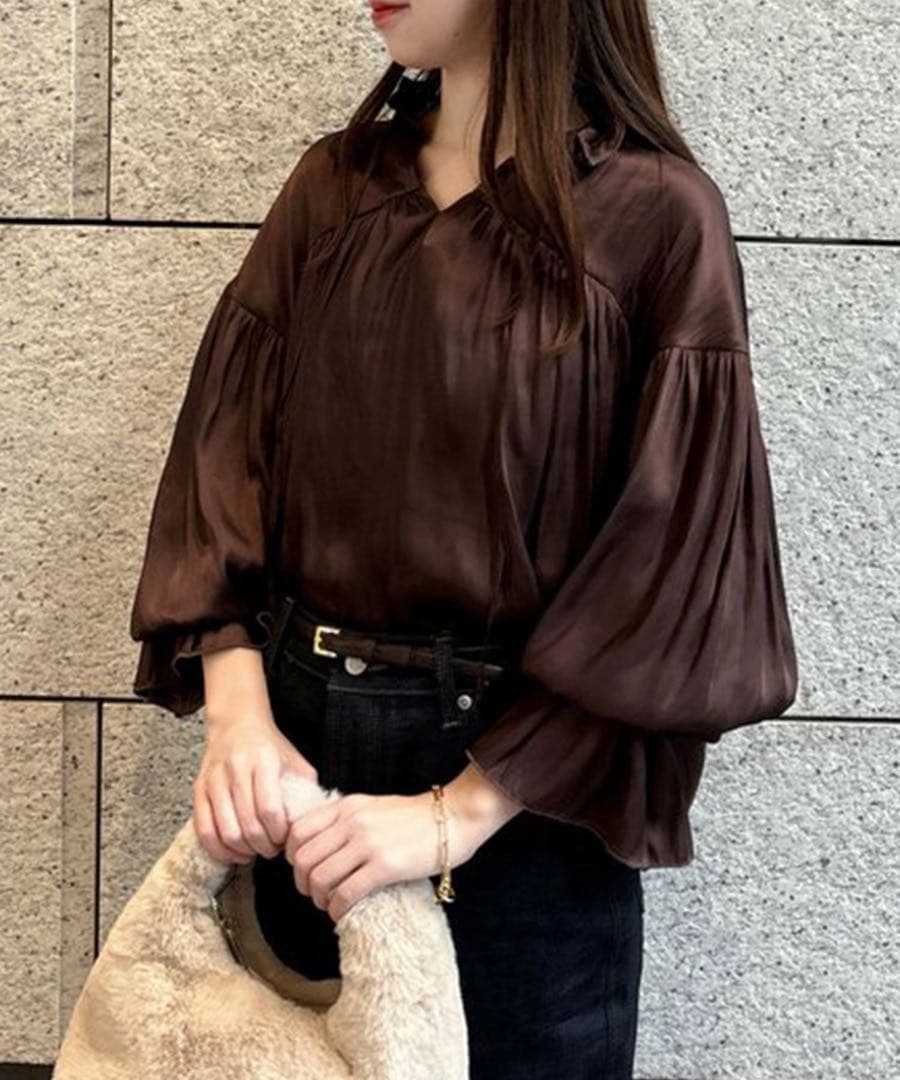 アニュアンス ネックフリルギャザーブラウス ブラウン サテンブラウス
