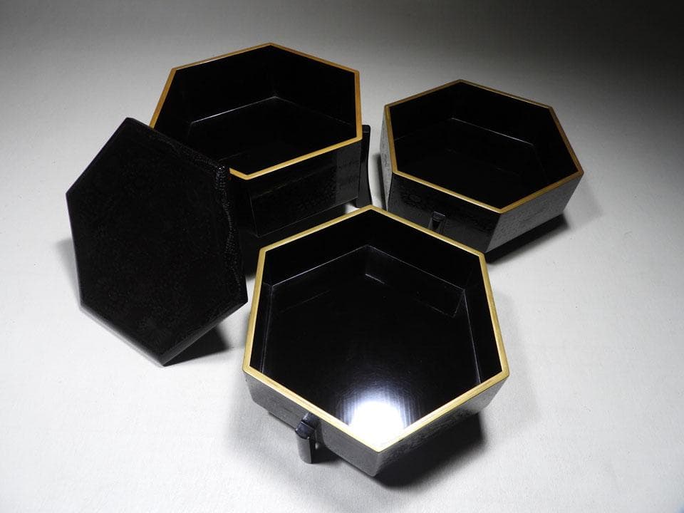 ●旧家名品 三つ重ね 亀甲形 菓子重箱 華やかな菊尽くし 美品 明治 大正 箱付