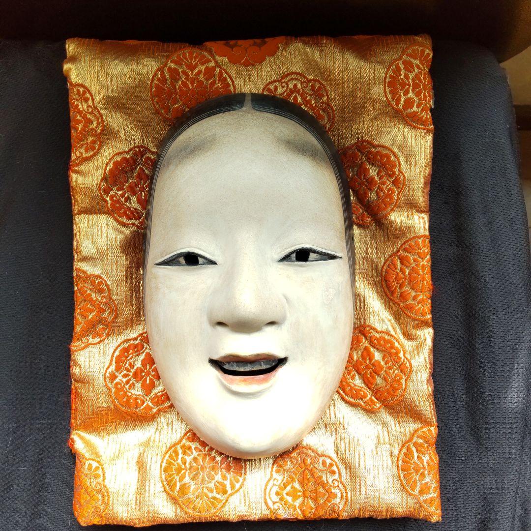 伝統的な日本の木製の能面　小面
