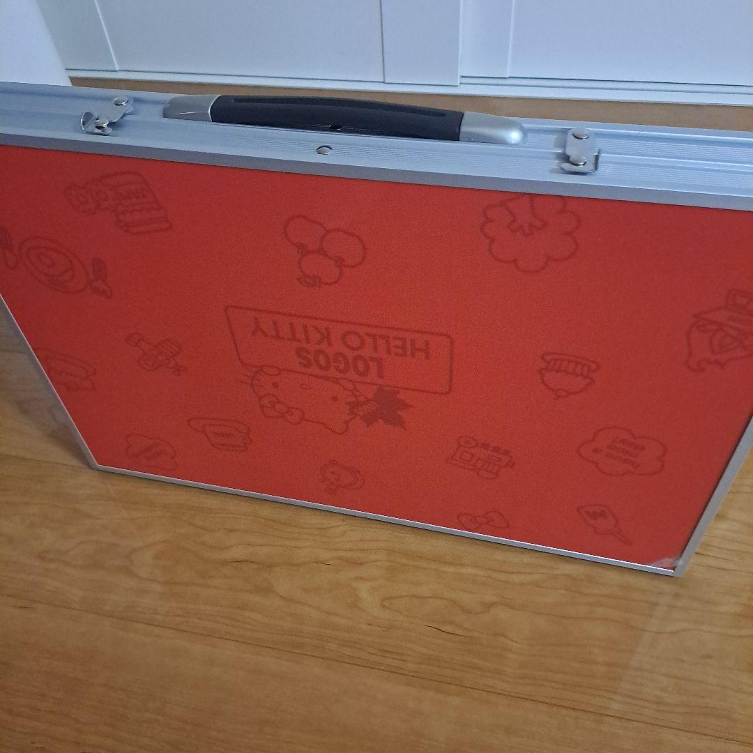 jujuさまご予約品　HELLO KITTY テーブル 60cm x 80cm