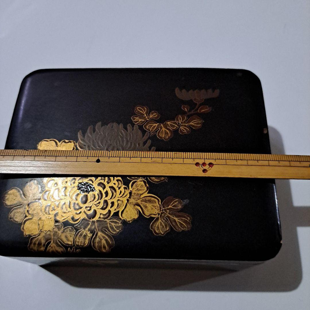 茶道具　食籠　螺鈿金彩蒔絵　蓋物　箱型 木地　黒地金彩螺鈿蒔絵 沈金菊図