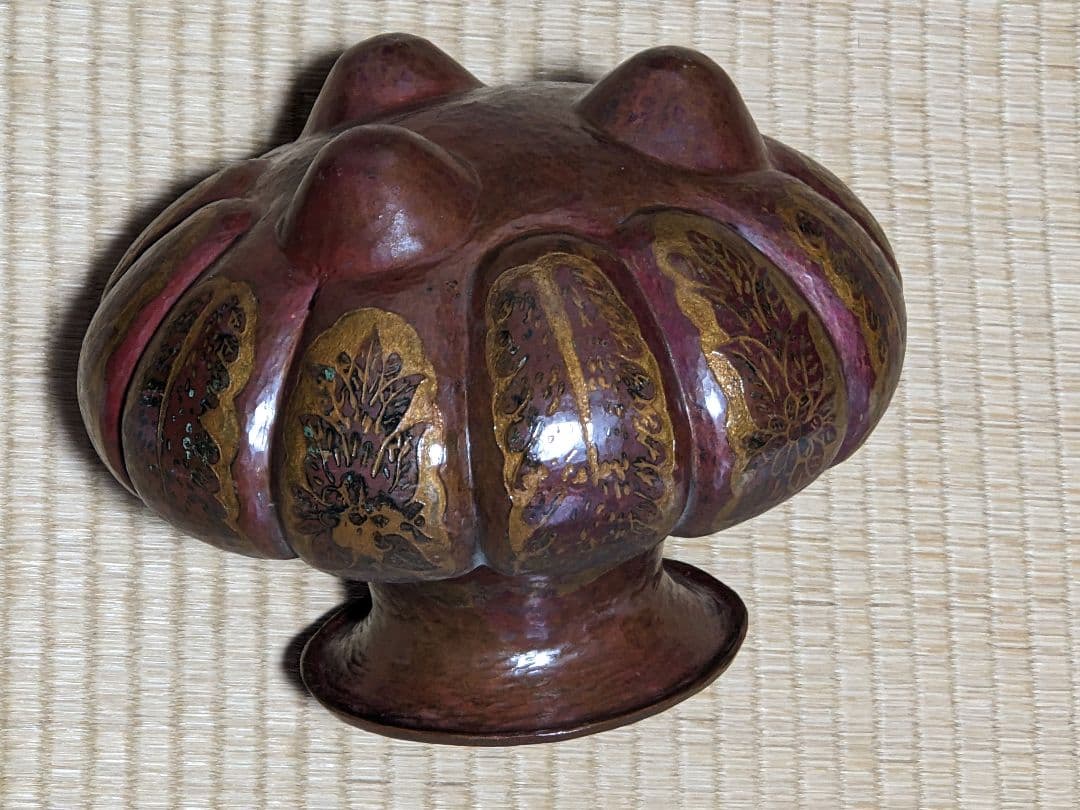 ♦銅器鎚起目 阿古陀形 草花文様 三足 壺 花器 花活け 置物 ペルシャ 骨董品