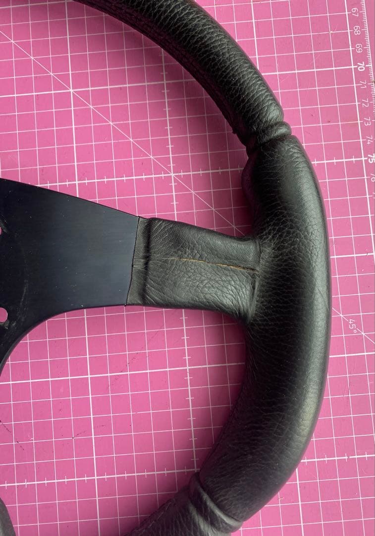 MOMO TYP D35 ブラックレザー三本スポークステアリング