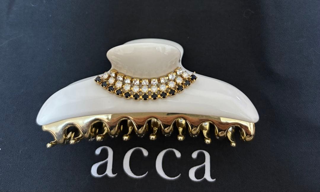 【12/31削除】acca ビジュー付きホワイトヘアクリップ　ミディアムサイズ