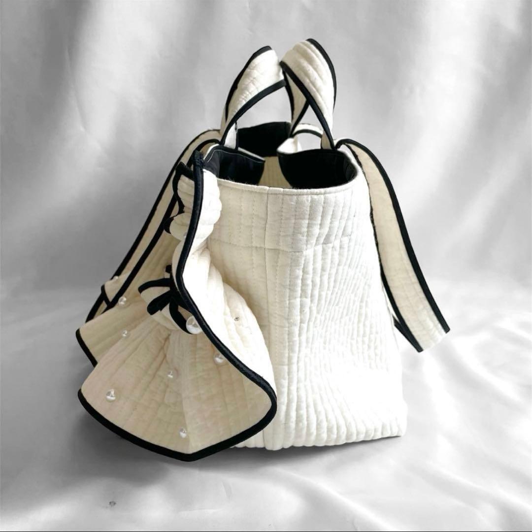 新作♡フリルギャザー　ヌビバッグ　オフホワイト×ブラック　パール　底板マグネット