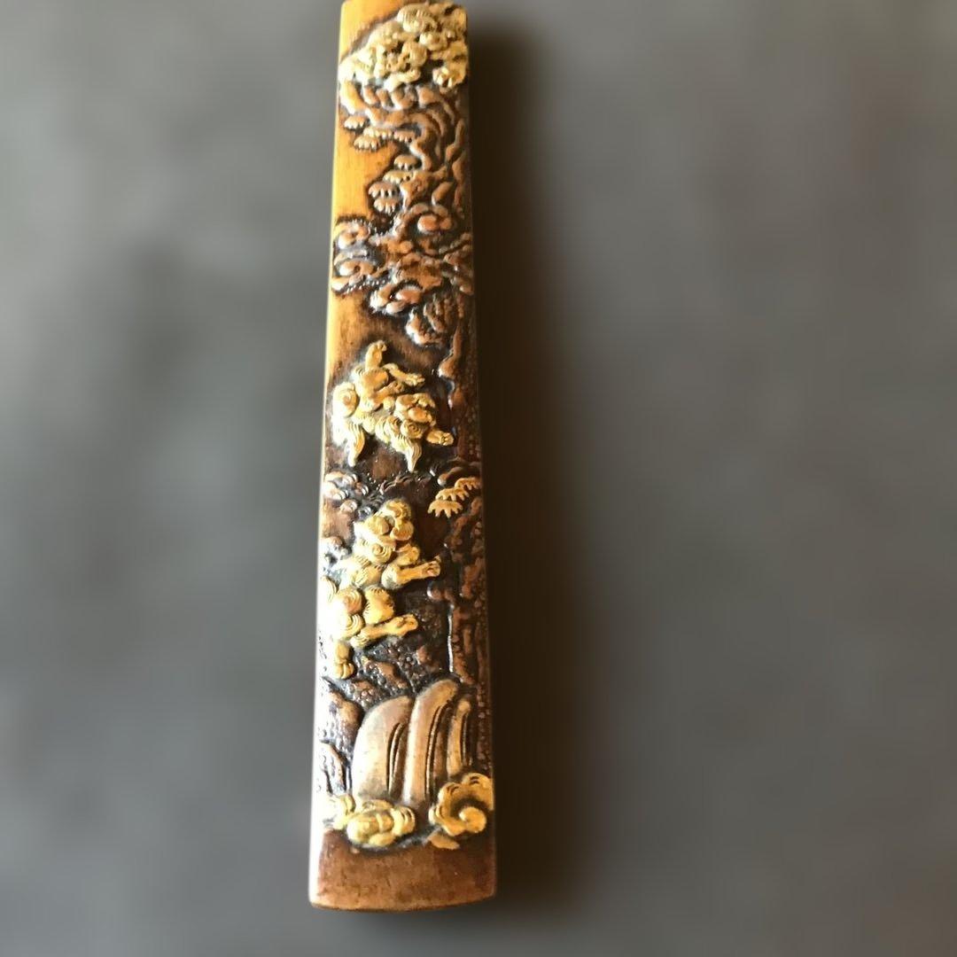 小柄　金銀色絵高彫象嵌　「獅子千尋の滝落とす図」