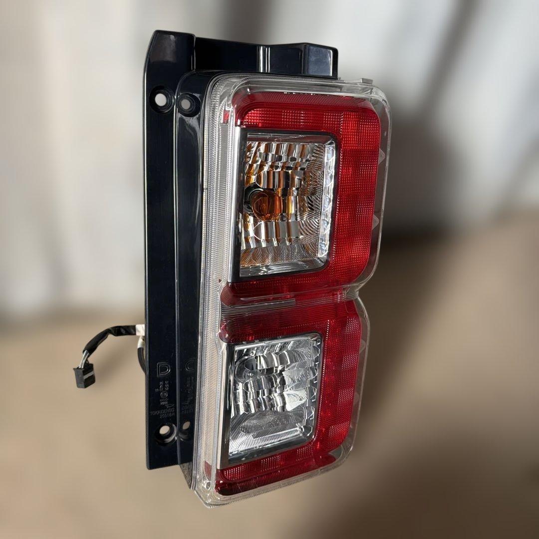 2019年 ウェイク トヨタ純正 LA700S 右テールランプ