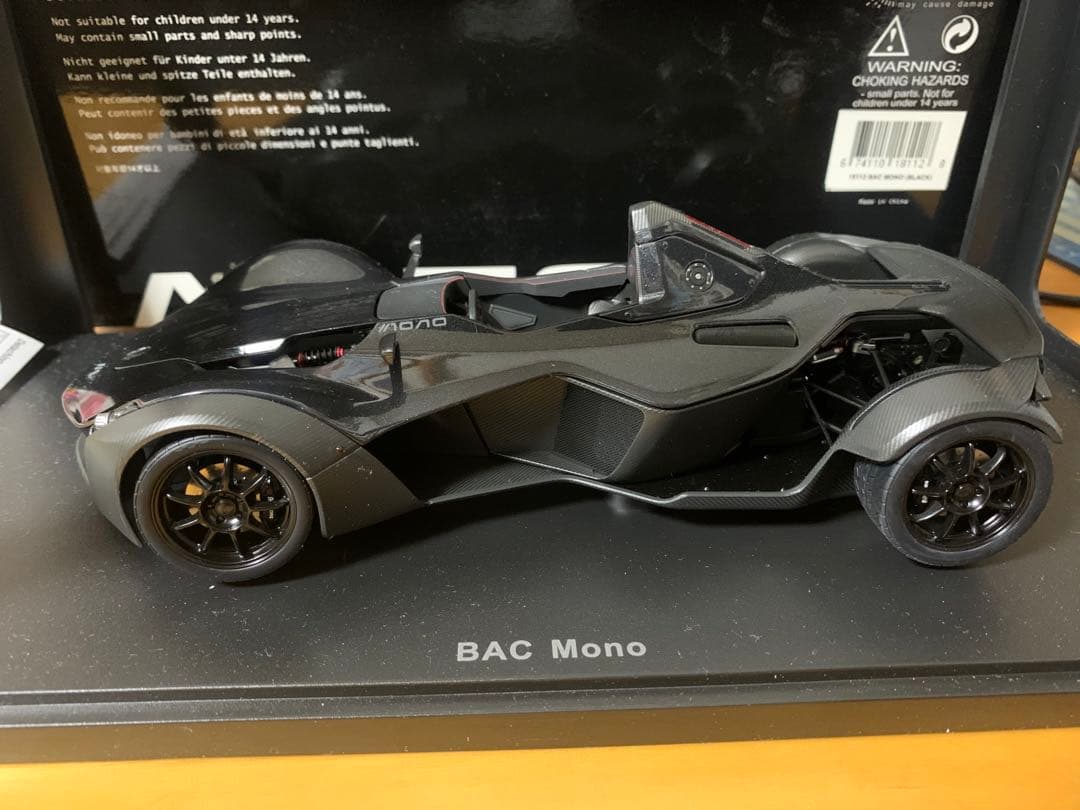 オートアート　1/18 BAC mono ミニカー　ブラック/カーボン仕様
