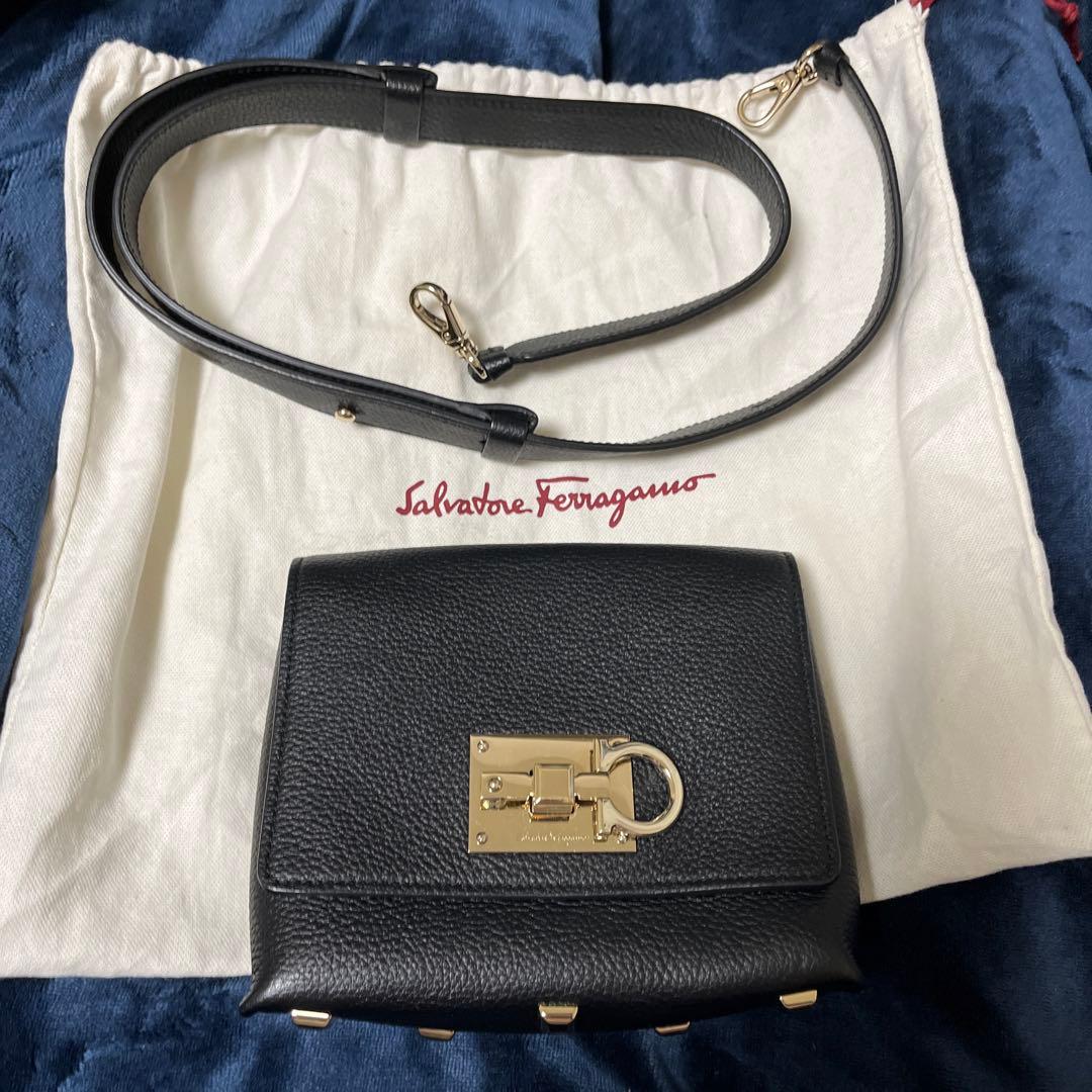 Salvatore Ferragamo ブラックレザーショルダーバッグ