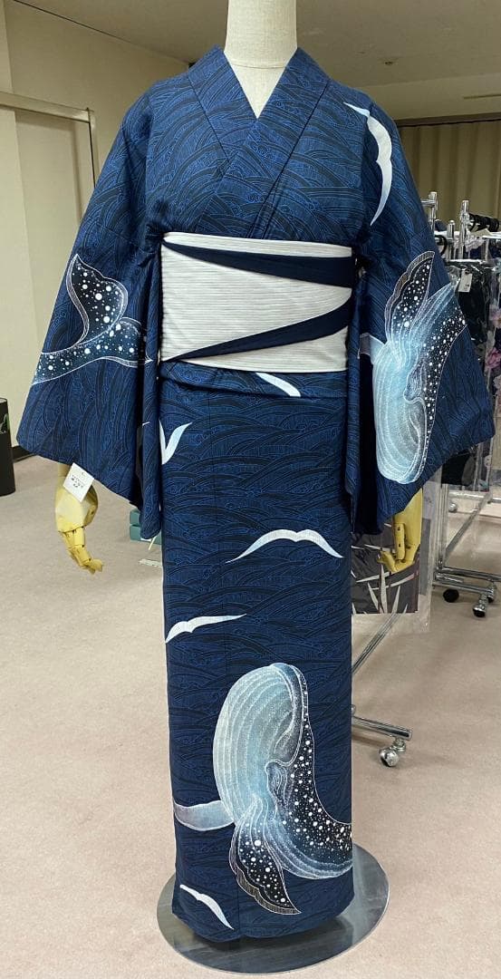 しげこです〜レア柄★めずらしい絵羽柄浴衣.紺地波柄
