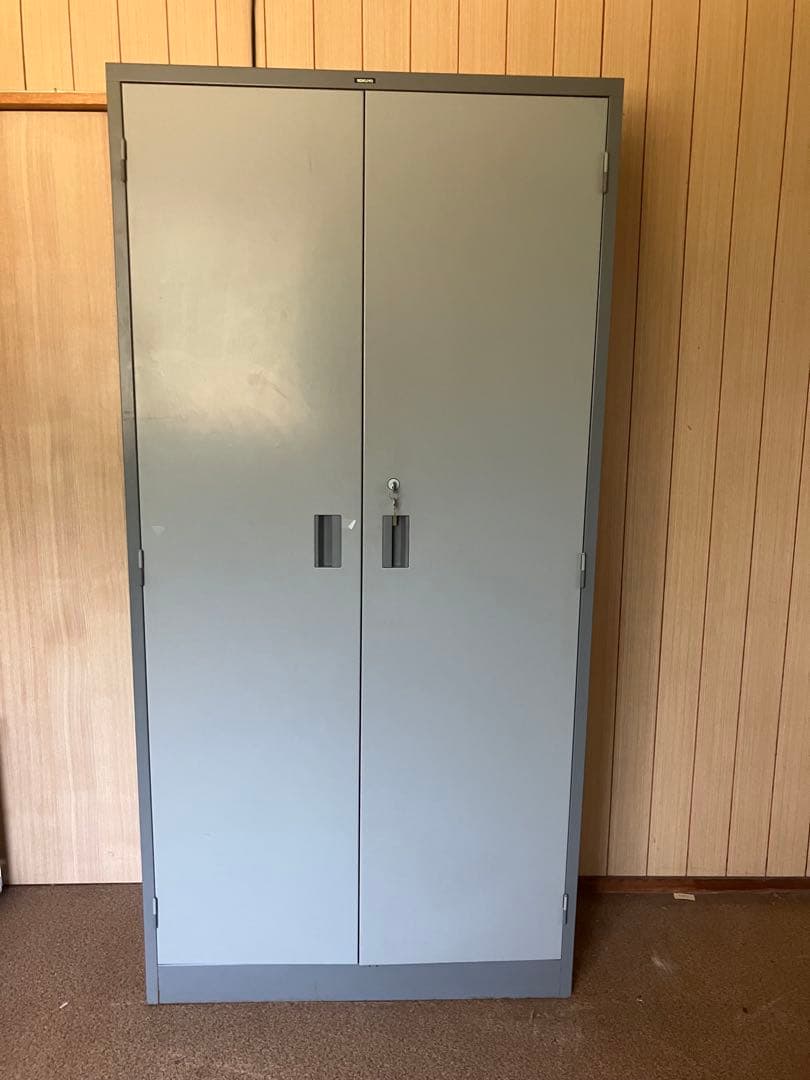 鍵付きグレーキャビネット