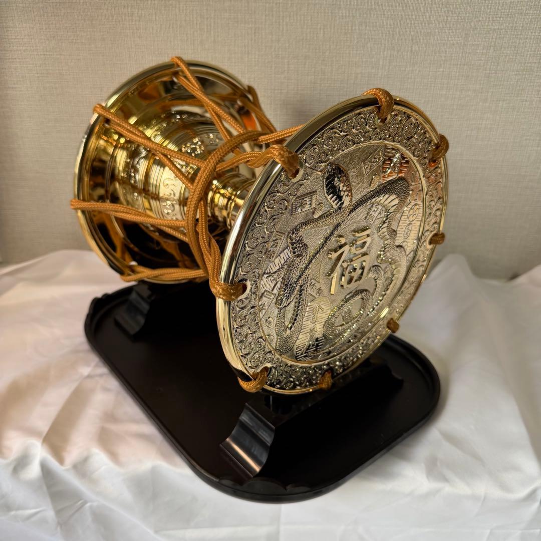 寿 鼓 飾り台付き 金メッキの福の置物 松庵